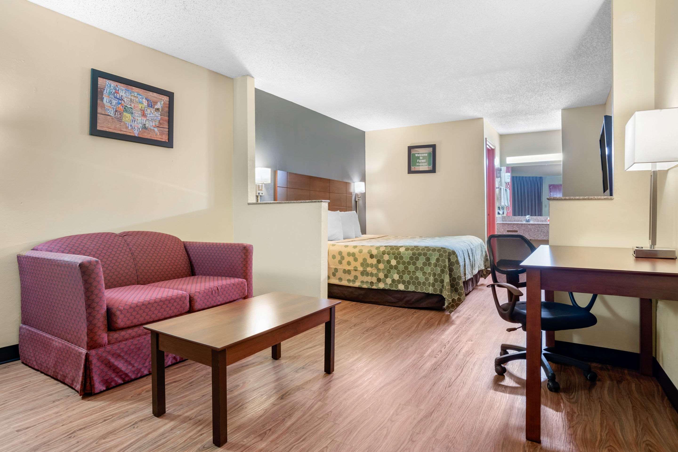 Econo Lodge Inn & Suites Форест Экстерьер фото