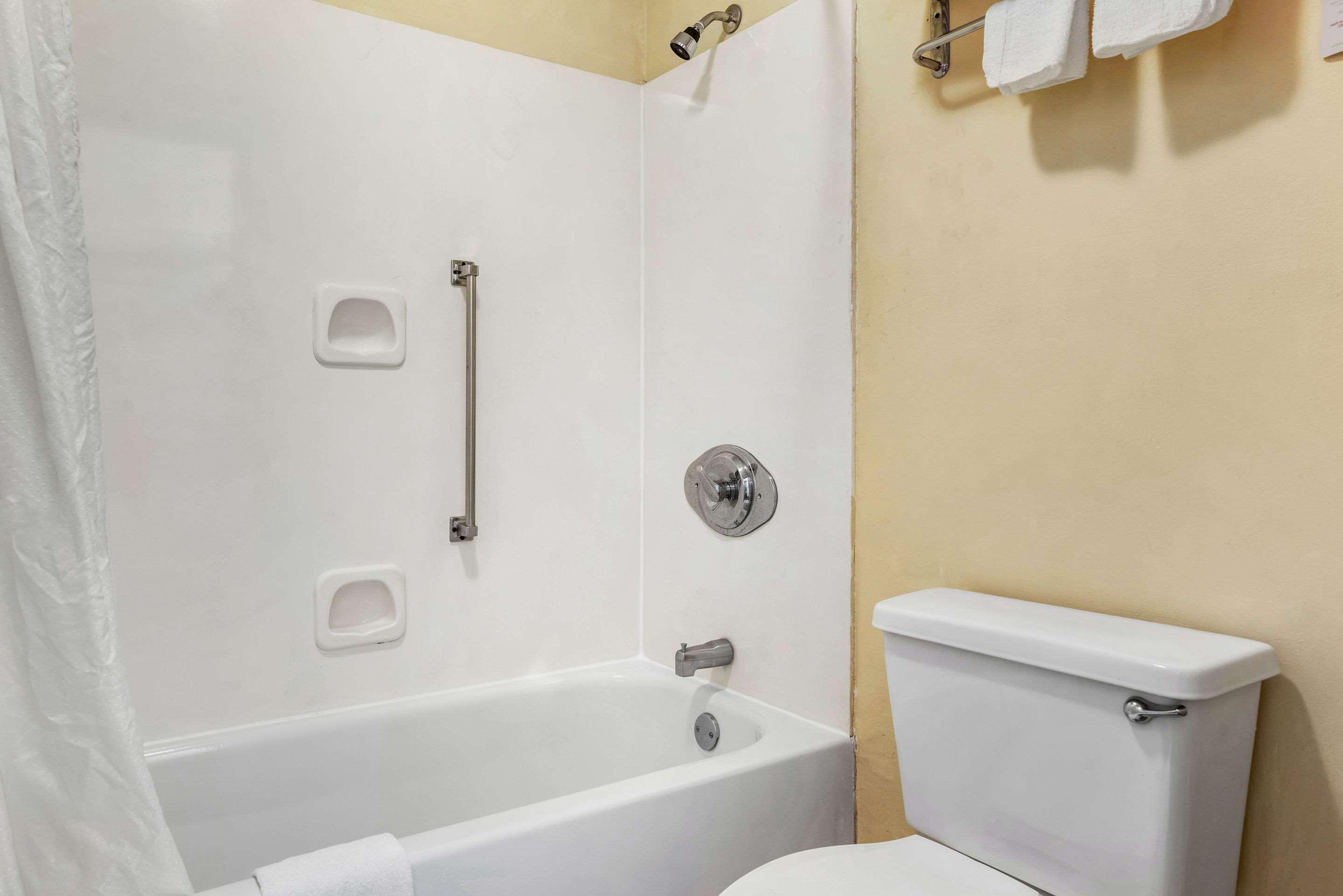 Econo Lodge Inn & Suites Форест Экстерьер фото