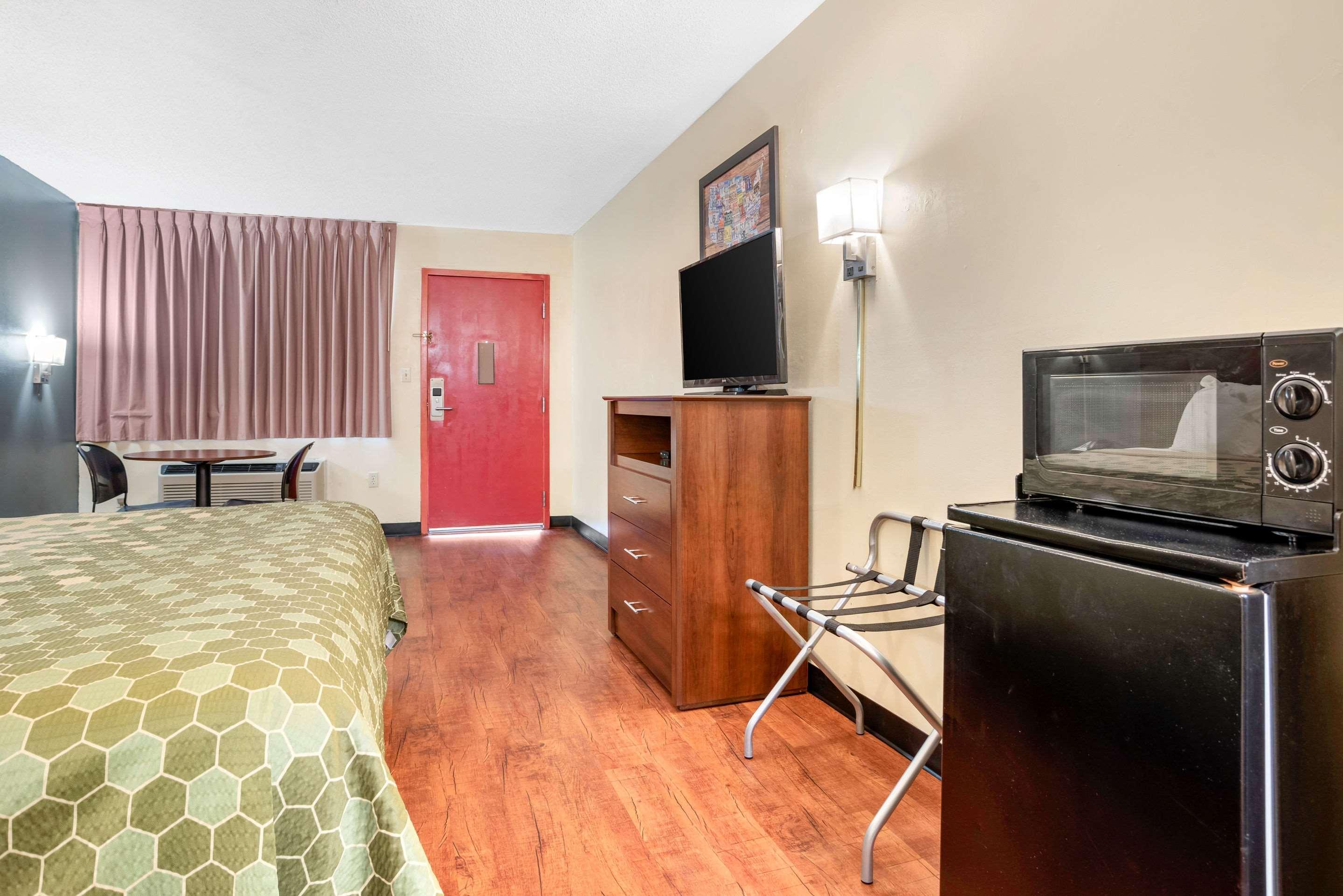 Econo Lodge Inn & Suites Форест Экстерьер фото