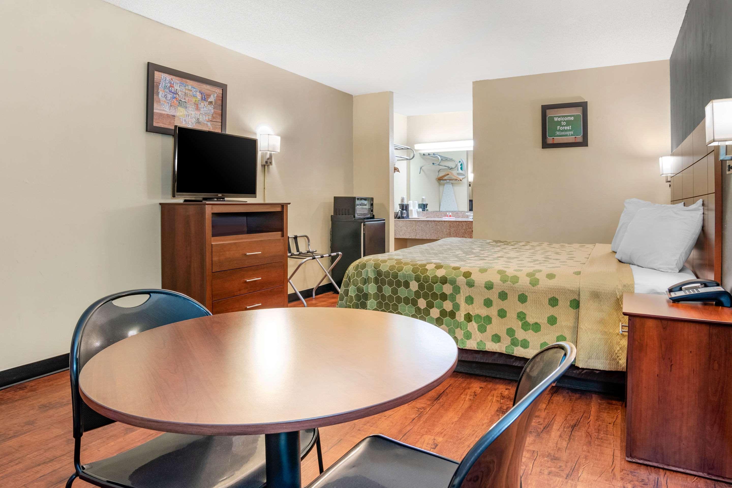 Econo Lodge Inn & Suites Форест Экстерьер фото