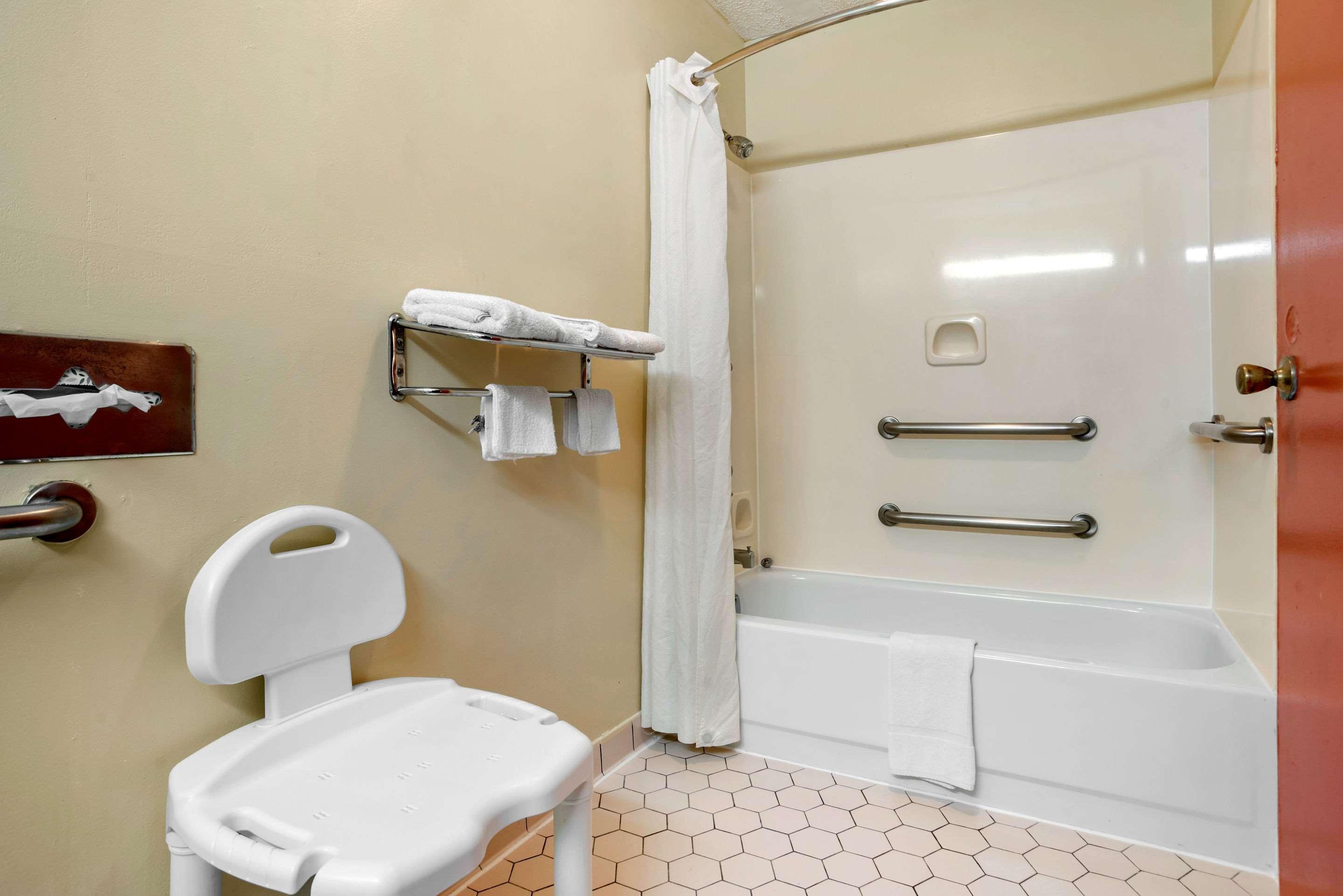 Econo Lodge Inn & Suites Форест Экстерьер фото