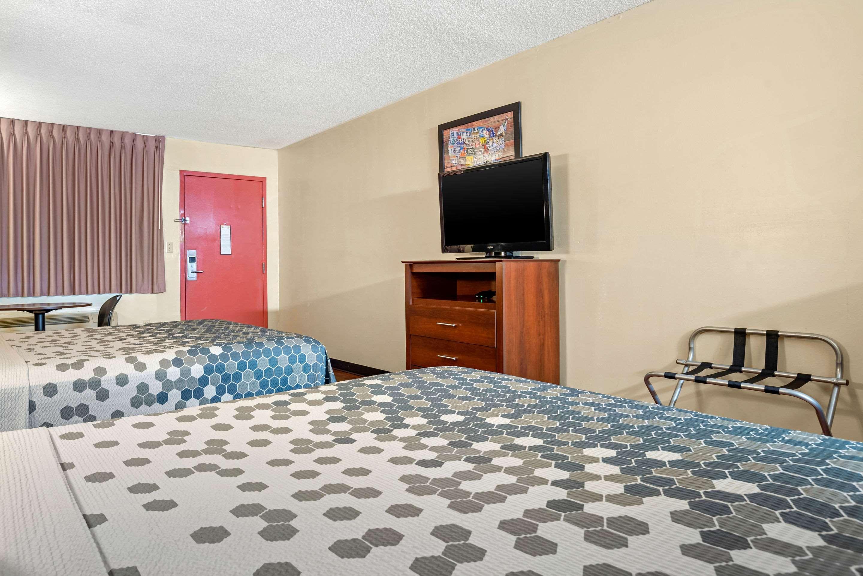 Econo Lodge Inn & Suites Форест Экстерьер фото