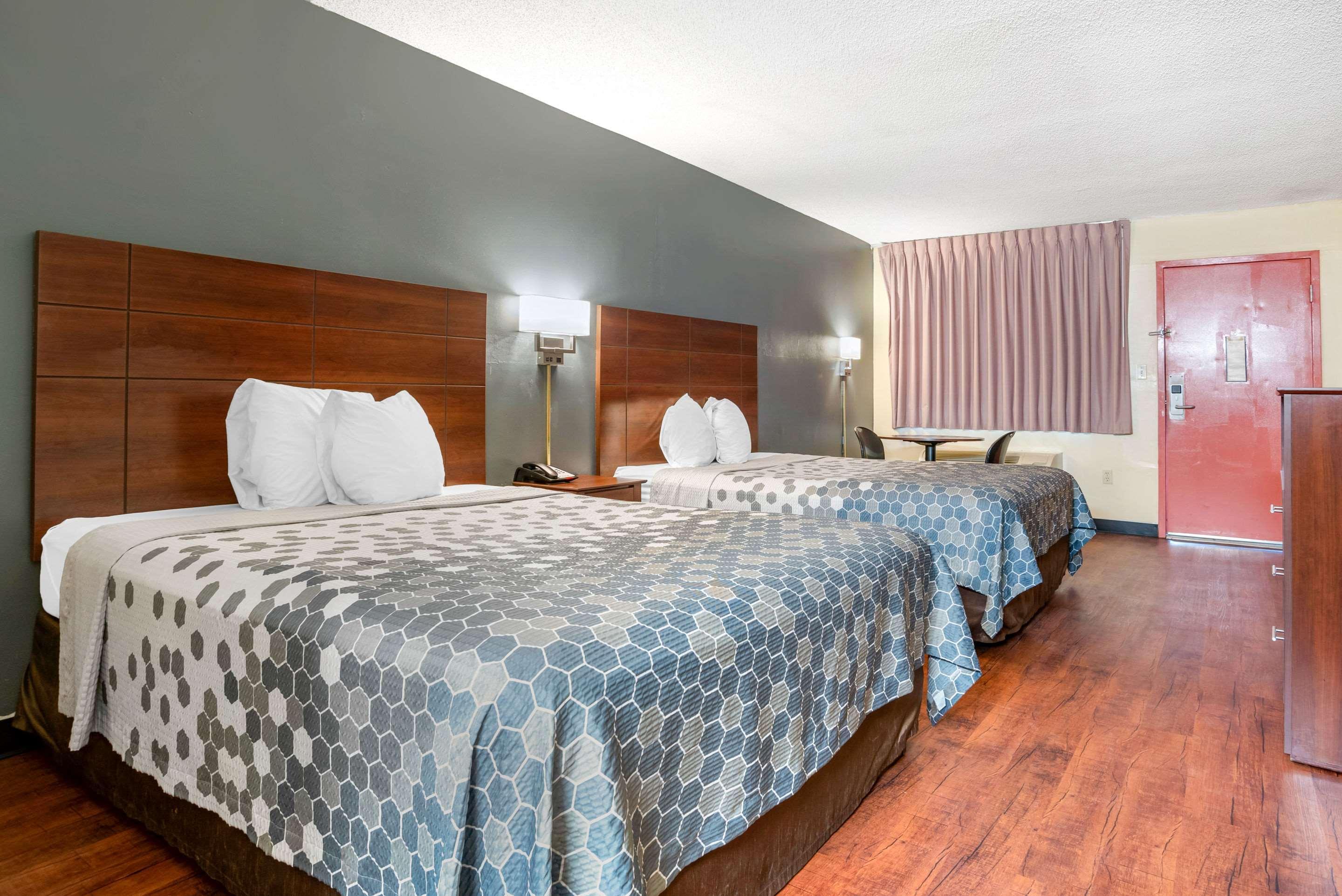 Econo Lodge Inn & Suites Форест Экстерьер фото