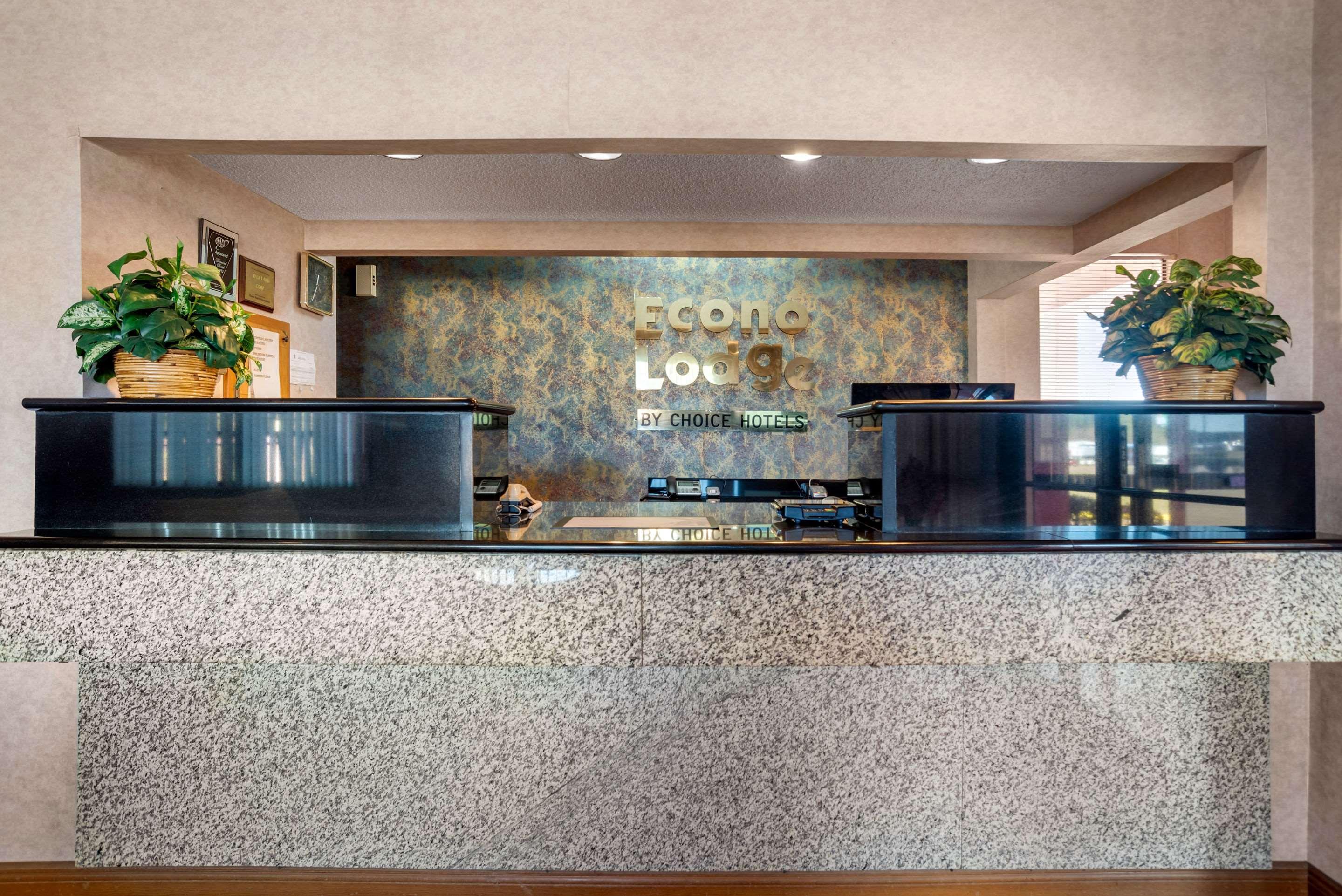 Econo Lodge Inn & Suites Форест Экстерьер фото