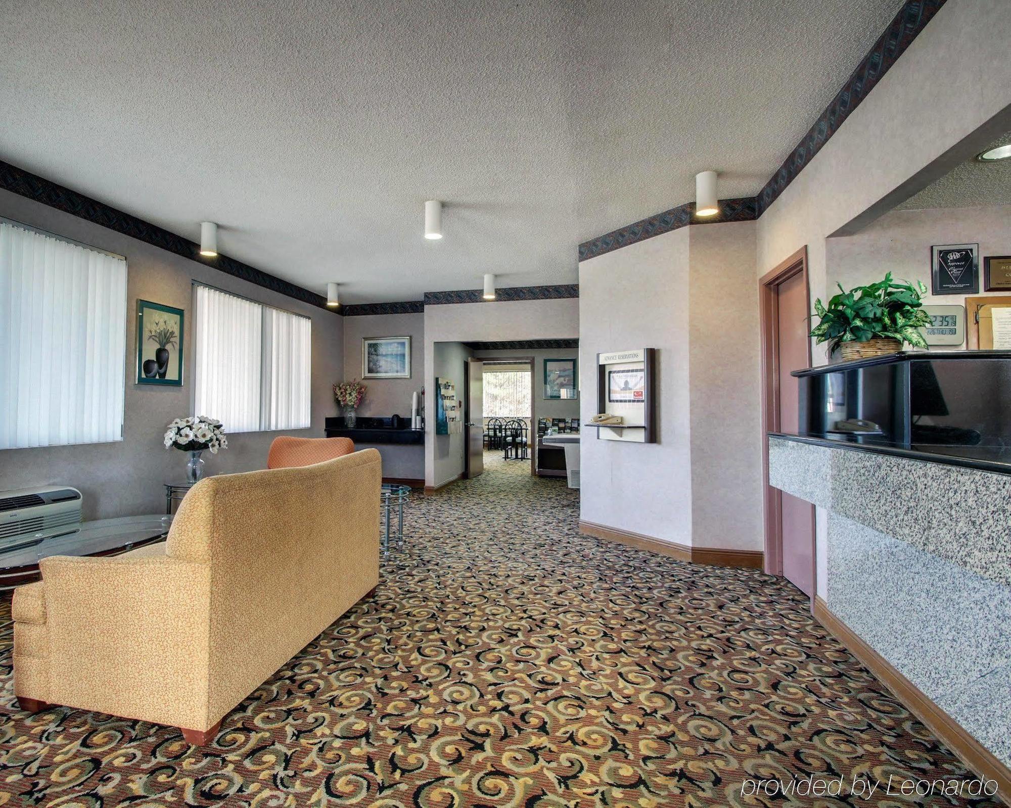 Econo Lodge Inn & Suites Форест Экстерьер фото