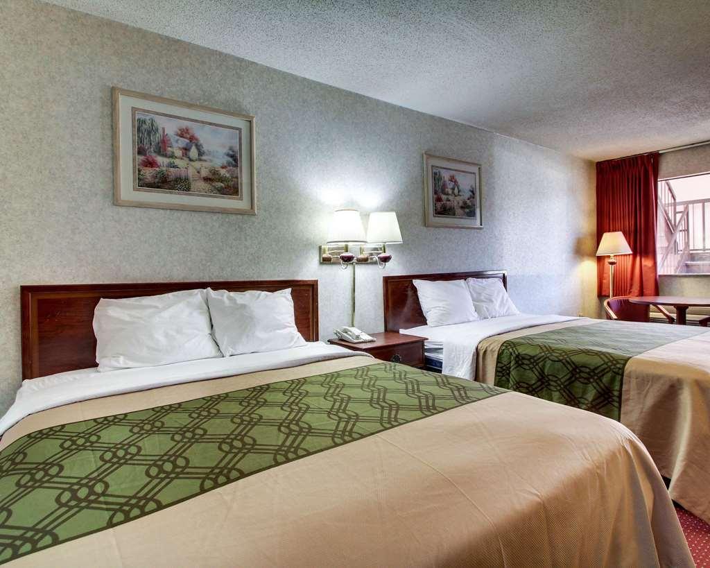 Econo Lodge Inn & Suites Форест Номер фото