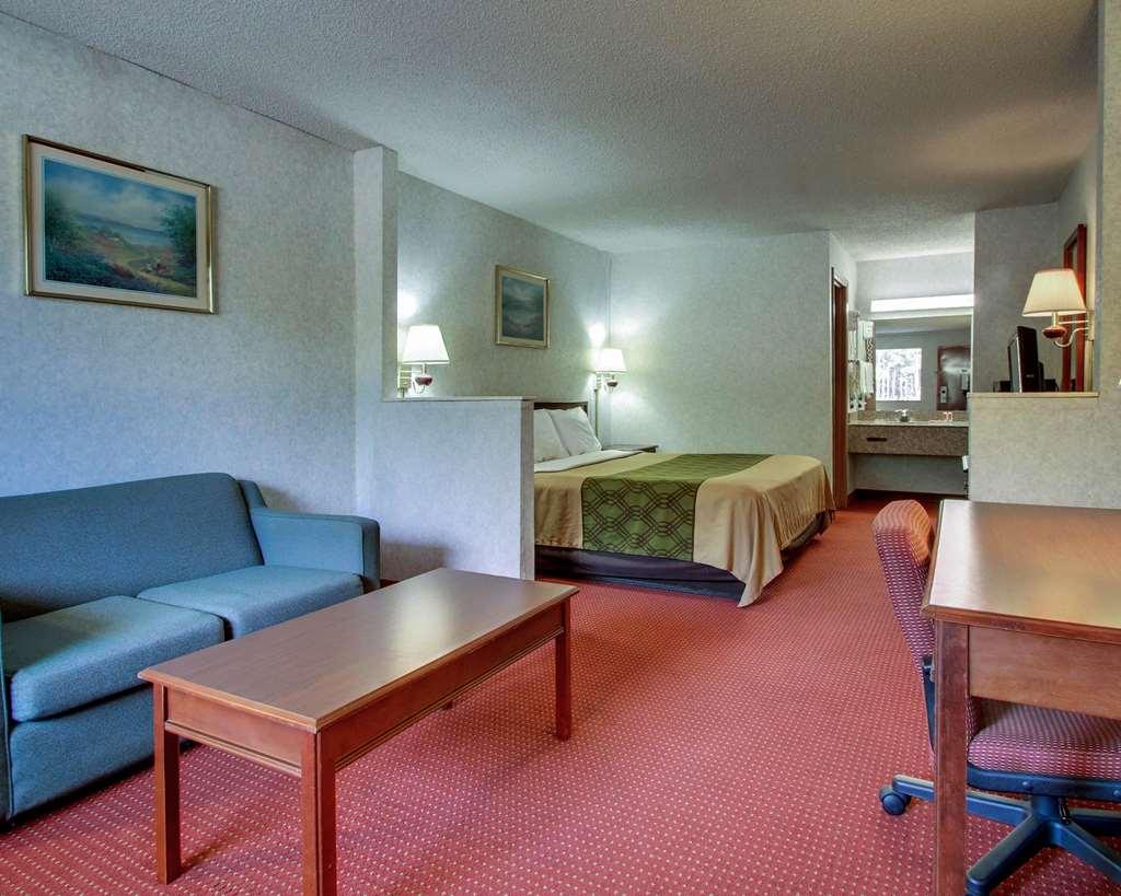 Econo Lodge Inn & Suites Форест Номер фото