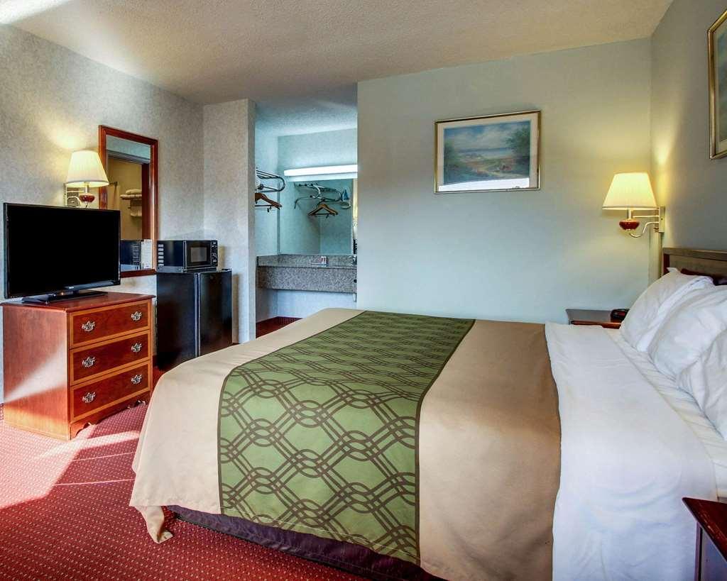 Econo Lodge Inn & Suites Форест Номер фото